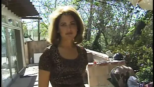 Olgun azgın damızlık açık havada bir masada bir sarışın amcık çakmak erotik hoşlanır