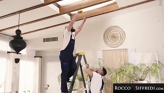 Rocco siffredi - iç çamaşırlı genç kız büyük yaraklı tarafından sikiliyor