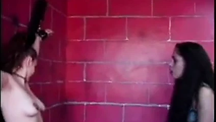 Sahibe bağlı köle kız