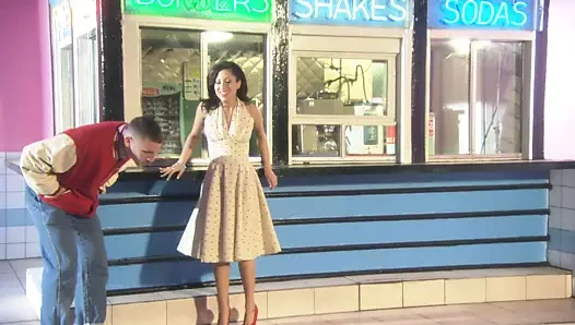 Esmer kadın yakın çekimde sert sikişiyor