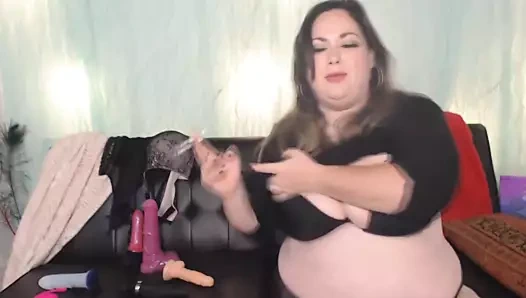 Büyük deldi göğüsleri ve düzgün vücutlu göt ile küstah bayan