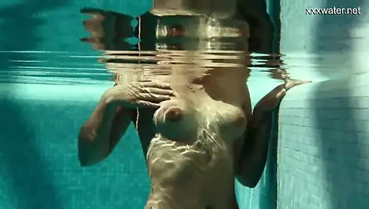 Olla seksi bir yüzücü