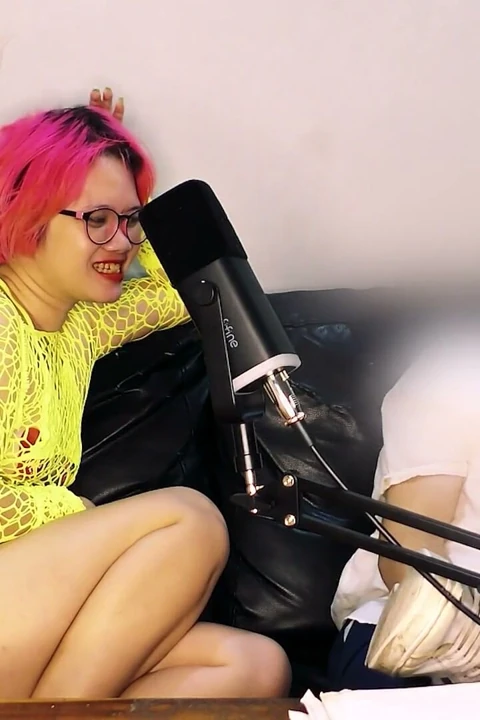 Seks Sırları Hakkında 15 Dakikalık Podcast Röportajı, Sonra Sunucular Konuğu Sikiyor