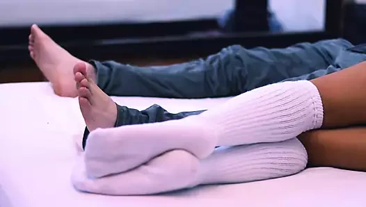 Yaramaz kadın odasında erkeği tarafından sert sikiliyor, farklı pozisyonlarda sikiliyor ve yalvarırken şaplak yiyor