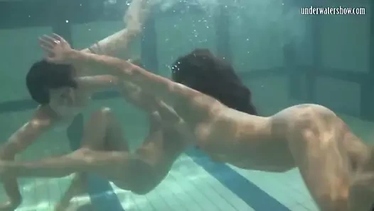 Ivetta ve katka ve barbara sıcak sualtı lezbiyenler