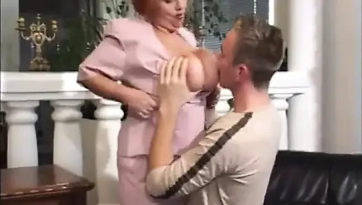 Büyük memeli ateşli olgun domaltarak sert sikişmeyi biliyor