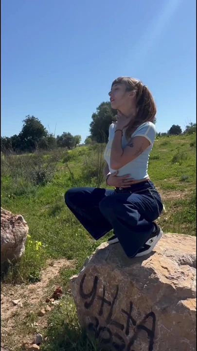 Göğüslerini teşhir ediyor