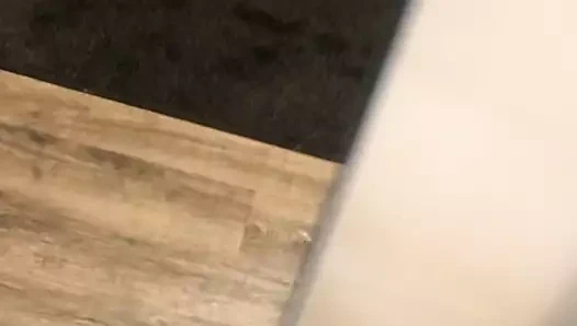 Otel salonuna ve asansöre işemek.