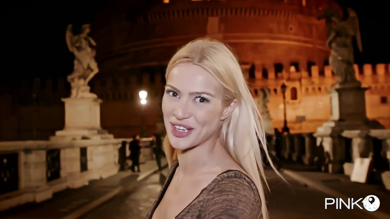 Muhteşem ve seksi sarışın Cherry Kiss götten seviyor