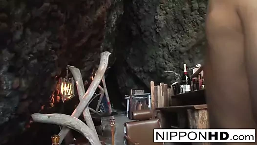 Japon bebek parmaklar ve musluklar ile alay edilir