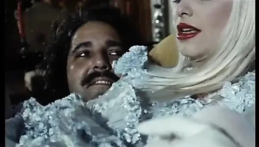 Birkaç ateşli orta yaşlı seksi kadınla vahşi klasik grup seks