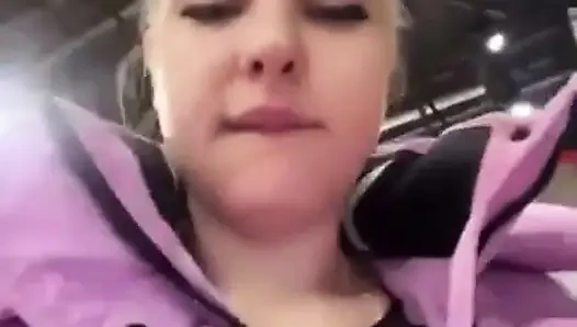 Soyunma odasında mastürbasyon ve titreyen amcık