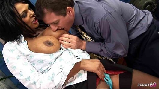 Kızgın kahverengi tenli olgun genç erkek avcısı kadın patron şişman yarak işçisini ofiste aldatacak şekilde baştan çıkarıyor