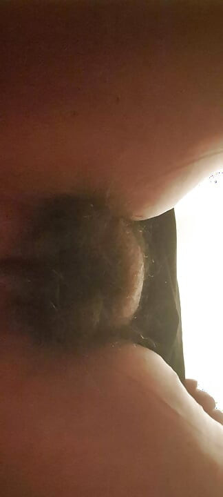 Olgun orta yaşlı seksi kadın külotsuz oturuyor ateşli dokunan vajina