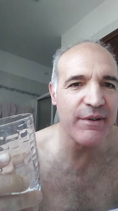 Banyoda bardağa boşalıyor ve ateşli dölümü yutıyorum