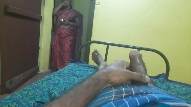 Пасынок, я лежал на кровати, держа мой пенис в руке, как вдруг моя мачеха пришла туда и была потрясена, увидев меня.