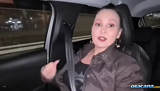 İri göğüslü ateşli kız birkaç yabancının emmek için eş değiştirme evini ziyaret ediyor