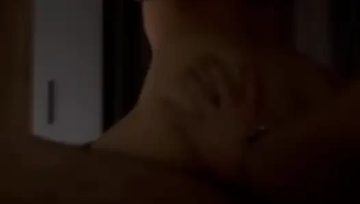 Genç ve ateşli bir çift ters kovboy kız pozisyonunda seks yapıyor