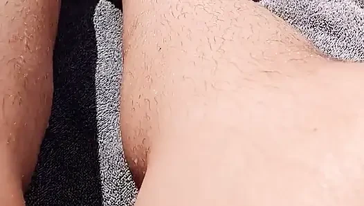 Gölde kıllı bacaklar