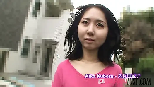 Küçük memeli Japon amatör amcığını açıyor