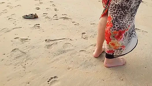 Olgun Sarışın Eş Çorapla Seksin Tadını Çıkarıyor