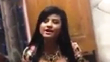 Büyük göğüslü kız şarkı söylüyor