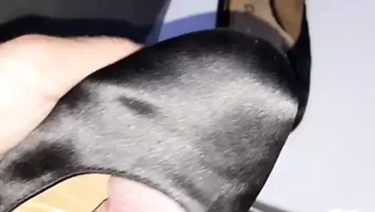 İş arkadaşının arkası açık iskarpin daireleri iş başında