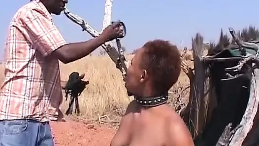 Kısa saçlı zenci Alman sürtük açık havada sert şaplak atıyor