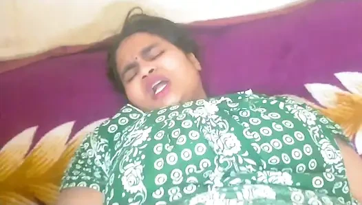 Ateşli evli kadın bana sert biniyor - gerçek Hintli çift ev yapımı seks videosu