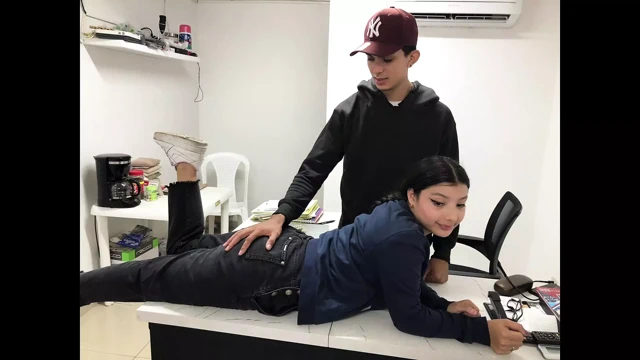 Güzel üvey kız kardeşim eğildi ve büyük penisimi görmek ona dokunma isteği yaptı