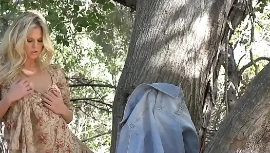 Büyük memeli sarışın ormanda mastürbasyon