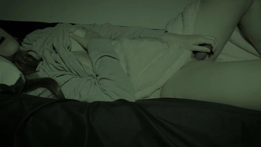 Neredeyse beni arkadaşımın kanepesinde mastürbasyon yaparken yakalıyorlardı.  Gece görüş kamerası ile kaydedildi.