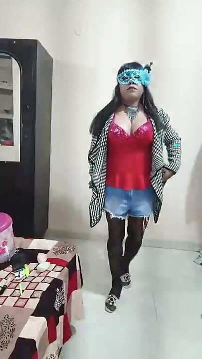 Travesti soyunuyor
