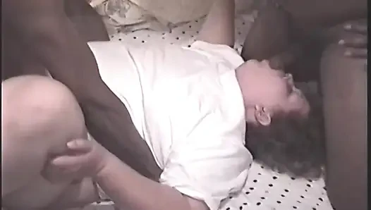 Olgun esmer orta yaşlı seksi kadın birden fazla büyük zenci yarağı tarafından sert sikiliyor