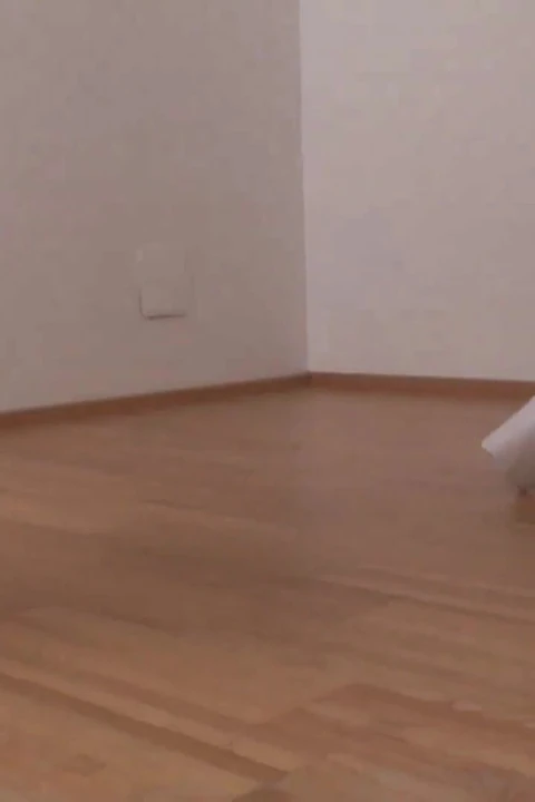 Büyük memeli sarışın orta yaşlı seksi kadın ayakkabı deniyor