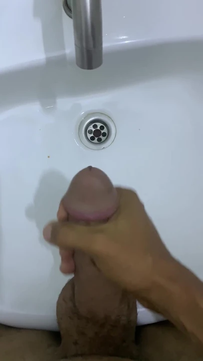 Ofis tuvaleti lavabo mastürbasyon yapıyor