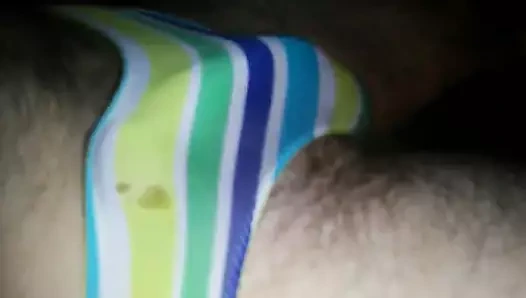 külot içinde boşalmak için hazırlanıyor