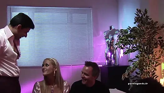 Jane Darling her iki deliğini de veriyor!