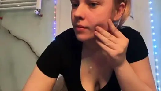 Jucielussie banyoda mastürbasyon yapıyor yakın çekim