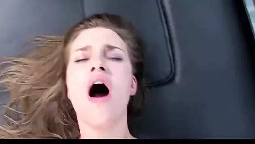 Genç ırklararası çift otel odasında olsun