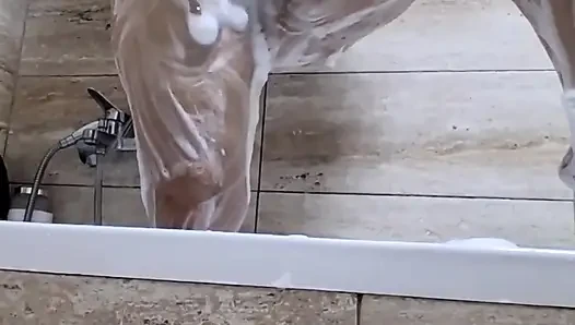Büyük götlü evli kadın duş alıyor