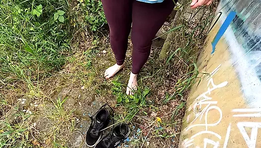 Memelerde kıskaçla göğüsleri tokatlıyor