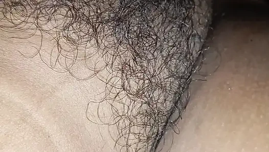 Hintli edepsiz büyük yarakla şımarık sikişiyor ve adam Hintli kızı ıslak amına sokacak eski pikap şemasını istismar ediyor