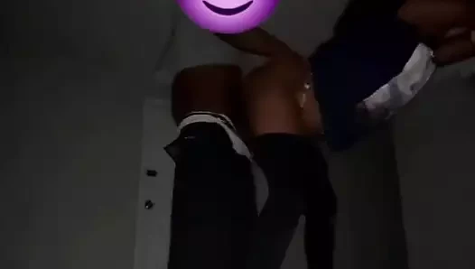 Kocası arka odadayken onu sikiyor