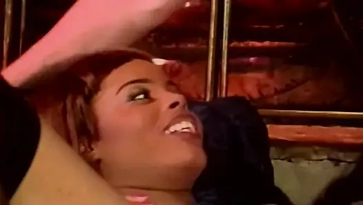 Büyük memeli zenci orta yaşlı seksi kadın amını derinden yalatıyor