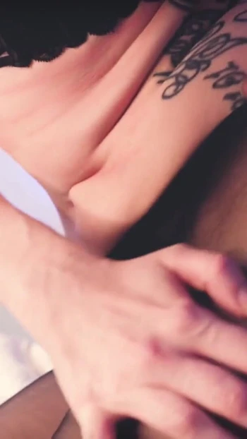 Мощный момент от "горячая немецкая богиня в колготках трахает себя, жесткий грязный разговор и сумасшедший оргазм милфы"