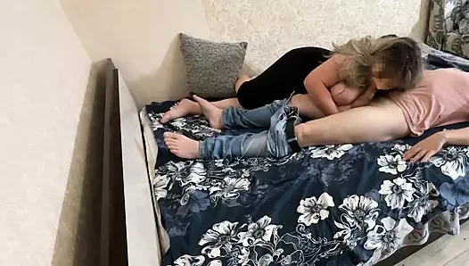 Büyük memeli ve götlü olgun kadın sakso çekiyor ve götünü sikmeye izin veriyor