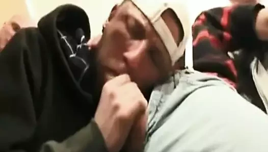 Bir kapüşonluyu sikeyim