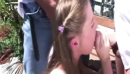 Sarışın orta yaşlı seksi kadın sert domalmadan önce açık havada büyük yarağı yalıyor
