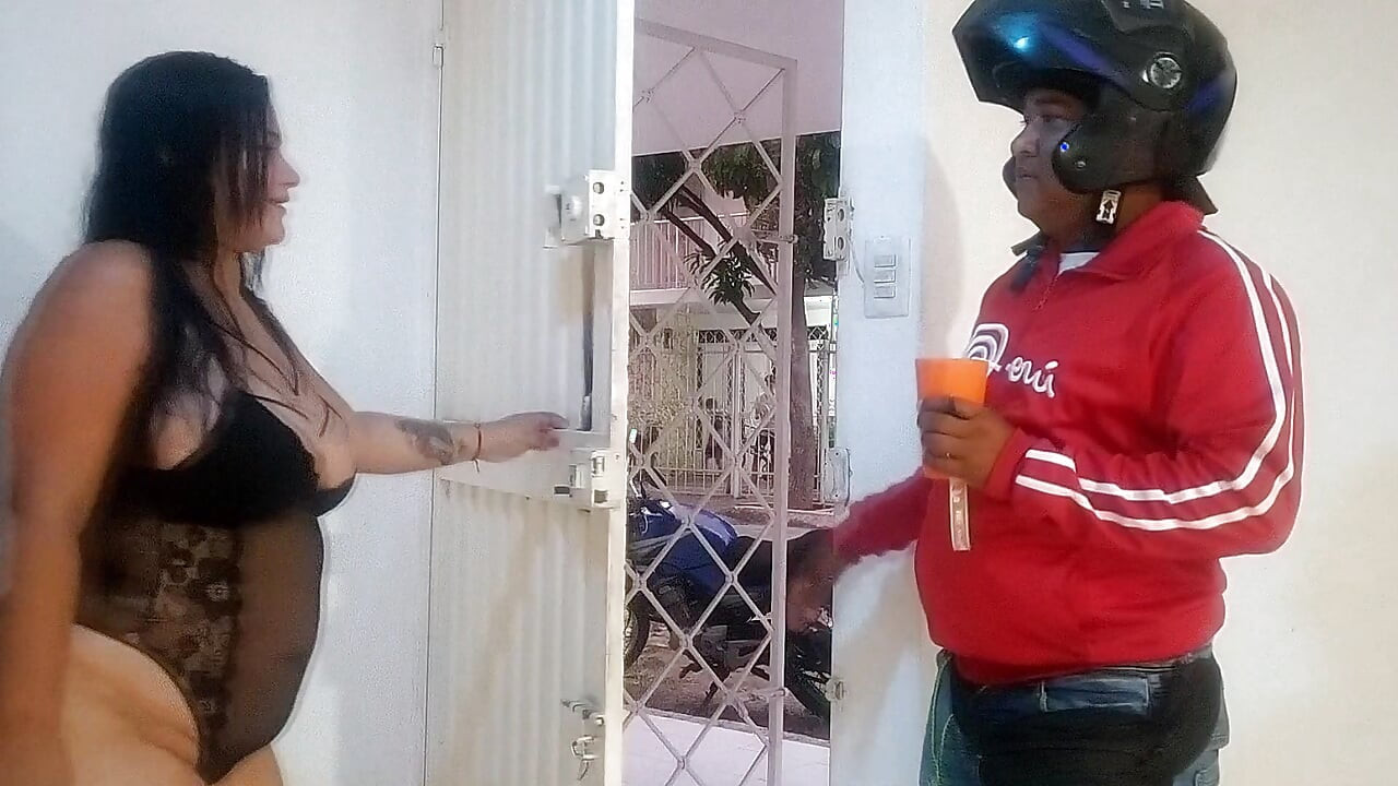 İç çamaşırımı rastgele teslimat yapan bir adama teşhir ediyorum: İlk kez götümü teşhir ediyorum ve büyük göğüslerimi bir yabancıya gösteriyorum